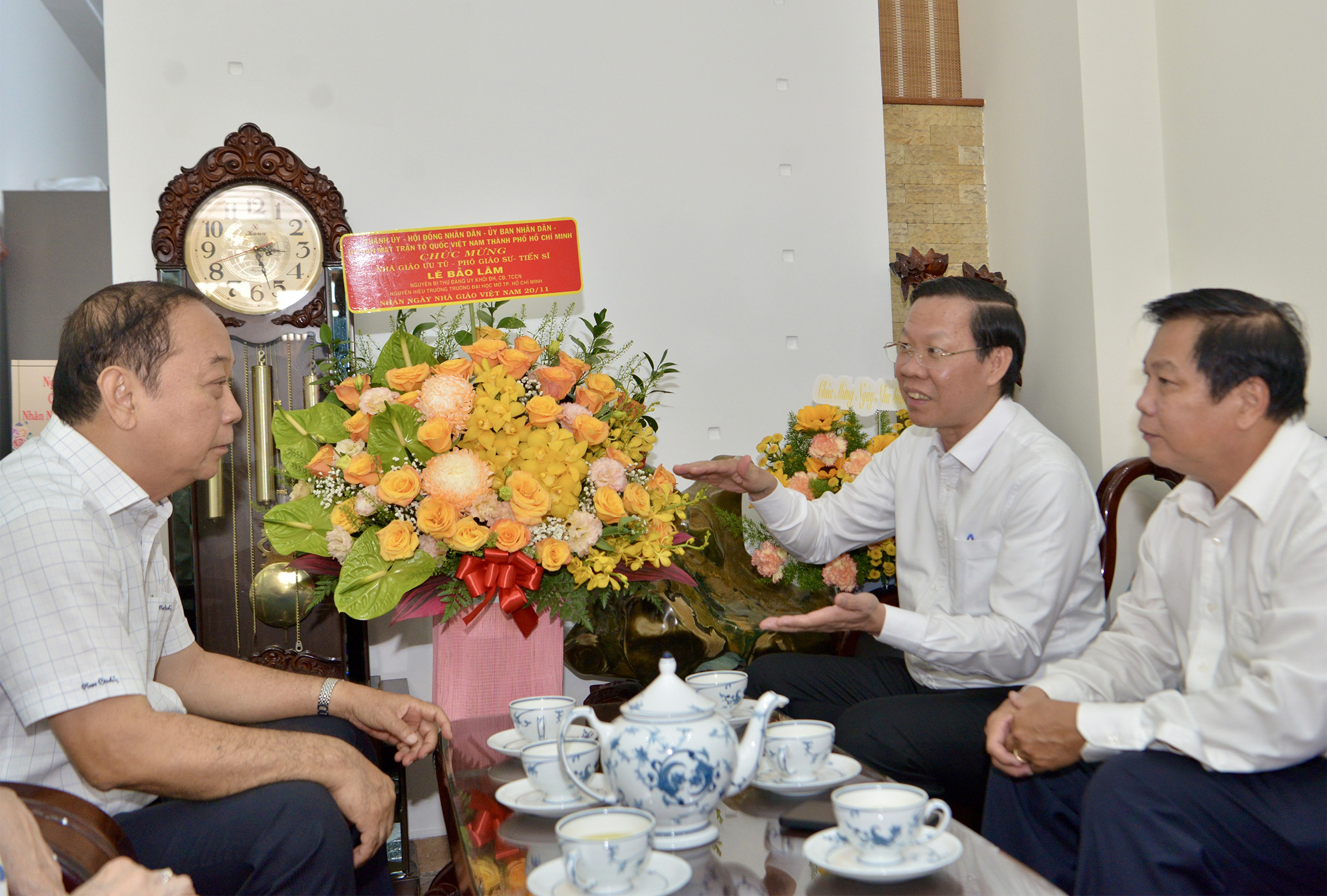 Đồng chí Phan Văn Mãi - Chủ tịch UBND TP. Hồ Chí Minh trò chuyện cùng GS.TS Lê Bảo Lâm (Ảnh: CAO THĂNG)